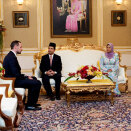 8. - 10. mars: Kronprinsparet er på offisielt besøk til Malaysia. Her i audiens hos Kongen og Dronningen, H.M. Yang di-Pertuan Agong og H.M. Raja Permaisuri Agong Tuanku Nur Zahirah (Foto: Gorm Kallestad / Scanpix) (Foto: 